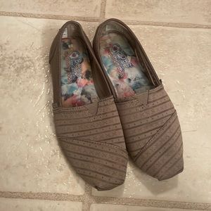 Bobs brand, women’s size 8, slip on flats. Tan and has a texture
